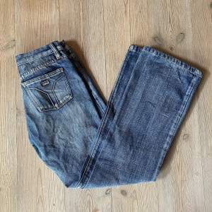 Jättesnygga lågmidjade jeans, köpta på plick men passade inte mig tyvärr🌸 Midjemått: 80cm, Innerbenslängd: 79cm 