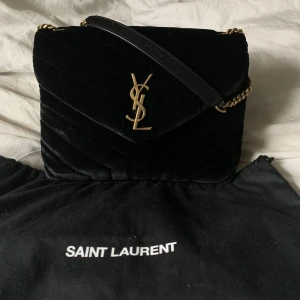 Saint Laurent väska - Intressekoll på min jättefina Ysl väska, självklart äkta, köpt på Vestiaire och gått igenom äkthetskontroll, kvitto finns. Nypris 17 000kr💕