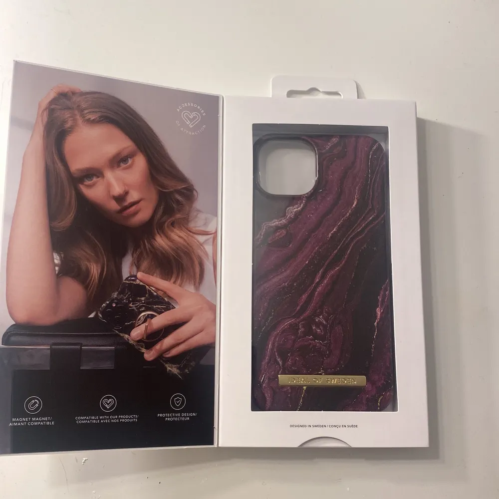 Mobilskal till iphone 13 från ideal of Sweden i färgen golden plum. Helt oänvänt kvar i förpackning. Kan mötas upp i Stockholm eller frakta!. Accessoarer.