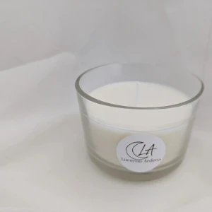 Doftljus Cotton - Doftljus Cotton med doft av bomull eller nytvättade lakan. Passar i tvättstugan eller i badrummet! Veganska, organiska och miljövänliga ljus på insta @lucerna.ardens🤍