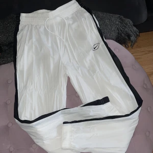 Nike byxor  - Prassel byxor strl S något korta på mig som är 167 tyvärr 