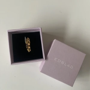 Ring - Så fin och HELT oanvänd guldring från Edblad som satt tyvärr lite stort för mig (fick den i julklapp och har glömt att byta tyvärr) lappen finns kvar och man får med kartongen på köpet💕 