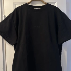 Svart AcneStudios T-Shirt L - Säljer min svarta AcneStudios T-Shirt i svart, storlek L Knappt använd, väldigt bra skick.