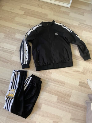 Adidas dress - Säljer en oanvänd adidas dress (Herr) Storlek M 