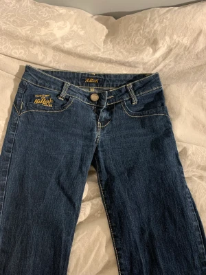 Lågmidjade jeans från Killah.  - Lågmidjade jeans från Killah.  Storlek 26/30. Mörkblå. Raka ben med lite bootcut. Bra skick💘