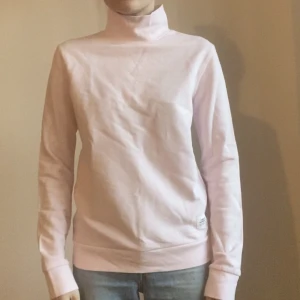 Cheap Monday tröja  - Rosa tröja från Cheap Monday   Med hög krage ( går även att vika ner )  Aldrig använd 