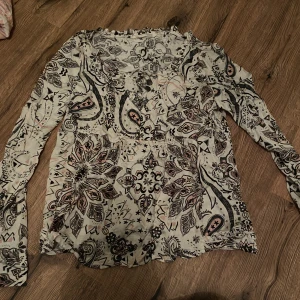 Odd Molly  - Söt Odd Molly blus men knytning vid bysten. Köparen står för frakten, kontakta vid frågor💞