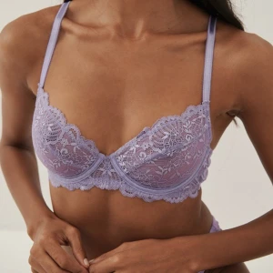 Spets BH - Super fin bygel bh från NA-KD. Helt oanvänd. Nypris 249kr säljer för 200kr (kan diskuteras!). Slutsåld i alla storlekar. Första bilden är lånad.