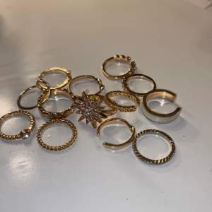 Massa guldiga ringar i strl M/L, aldrig använda då jag bara använder silver smycken. Frakten kostar  15kr, ej 29 kr som det står nedan💕