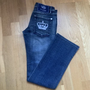 Victoria Beckham  - Säljer nu mina lågmidjade Victoria Beckham jeans pågrund av att det blivit för små. Byxorna är i stl 26💗 Midje mått (36 cm) och innerbenslängd runt (74). Hade nyligen lagt ut samma annons men tog bort pågrund av oseriösa köpare.