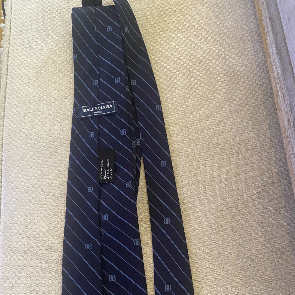 Mörkbllå slips från Balenciaga i fint skick. Finns i Bandhagen. Kan skickas alt mötas upp. Övrigt.