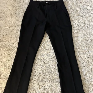 Lågmidjade kostymbyxor  - Säljer dessa as snygga kostymbyxor från bikbok då dom tyvärr är för små i midjan, dom är aldrig använda och är såå snygga nu till sommaren, skriv vid minsta intresse eller frågor, nypris runt 600 