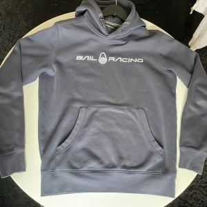 Sail racing  - Jag säljer min sail racing hoodie för att den har blivit för liten. Den är i ett fint skick och jag säljer den för  450kr. Nypris 1000kr typ