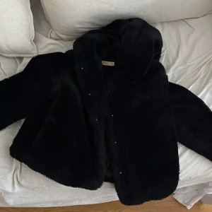 Fluffjacka - Säljart min as mysiga, snygga jacka som jag typ aldrig användt! Från Mango orginalpris: 600 Lite söndrig på insidan men syns inte annars i Super skick!