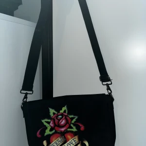 Datorväska - Helt oanvänd datorväska som bara har legat i garderoben. Det är en Ed Hardy väska. Väldigt fint skick☺️