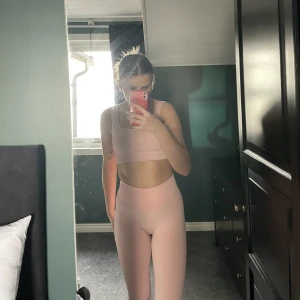 Matchande träningskläder  - Matchande tights och sport bh i ribbat material