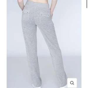 Juicy Couture   - Säljer mina juicy byxor för att dom är lite stora och inte kommer till användning längre. Använda ett fåtal gånger så ser typ nya ut. Storlek xxs men mer som en xs och långa på mig som är ca 1,60. Om man undrar något mer eller vill ha mer bilder skriv:)