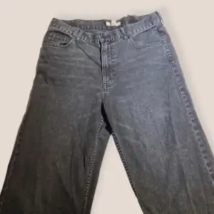Jätte fina svarta jeans som jag tyvärr råka beställa i fel storlek😁 köpte dom från H&M.