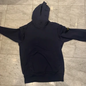 Stone Island Hoodie  - Säljer denna riktig snygga Stone Island Hoodie. Endast använd ett fåtal gånger därav nästan i nyskick. Finns även inne i en lite mörkare nyans. Båda kan tvättas vid köp. Självklart äkta. Nypris: 2500