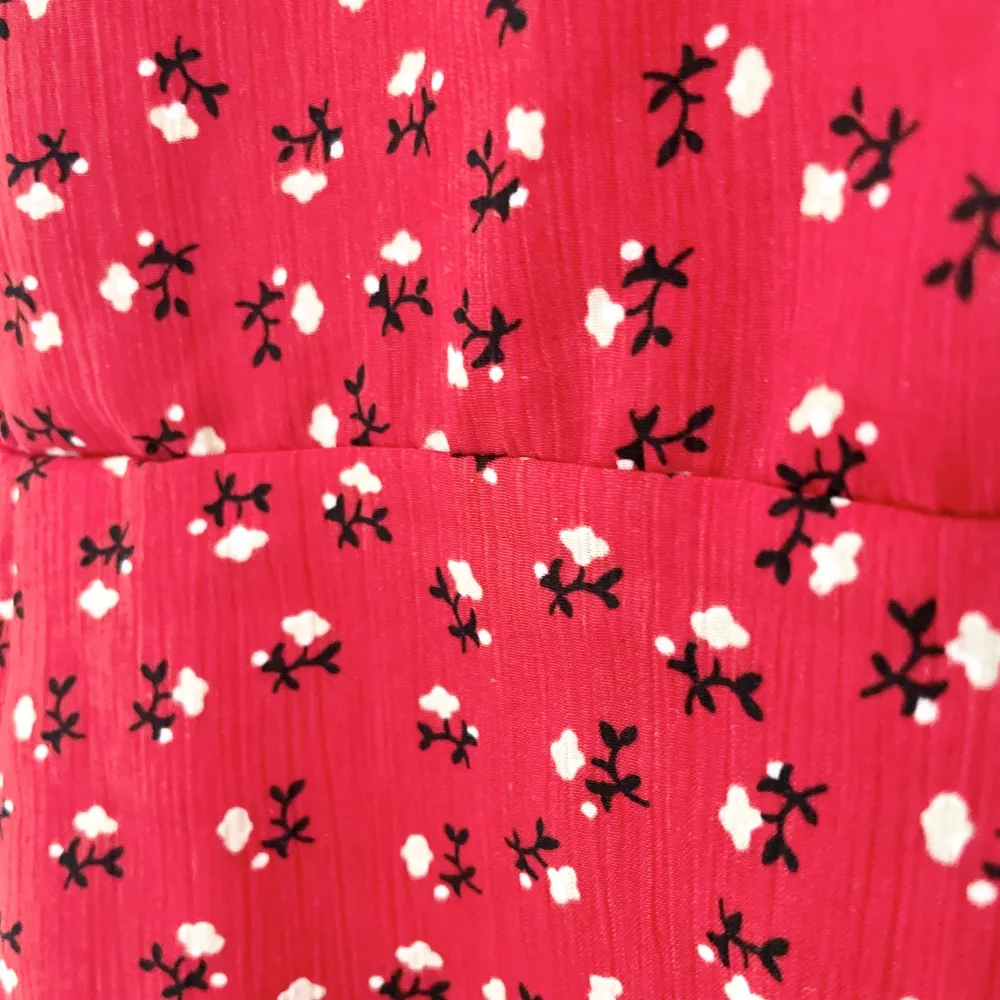 Röd blommig klänning med justerbara band☺️dragskejda på sidan.. Klänningar.