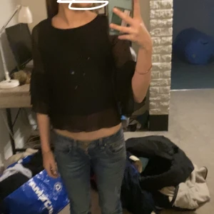 Volang topp  - Volang topp, perfekt till vardagen elelr helgen! Super fin. Sparsamt andvänd, och inga defekter alls💕från barn avdelningen i 152, skulle passa xs