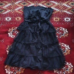 En volong klänning - Jätte fin volong klänning som passar till fest och man kan änvåndar den som kjol eller klänning .i mycket bra skick och passar s_ m