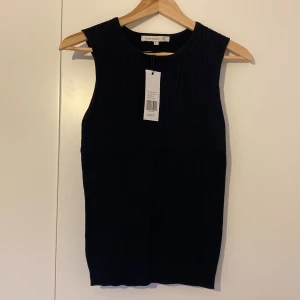 Tröja  - Helt ny , nypris är 300 , säljer för 200 . Bra material och aldrig använt . Hämtas i Helsingborg 💕