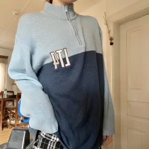 Blå vintage liknade sweatshirt (oversize på mig som brukar ha storlek S/M)