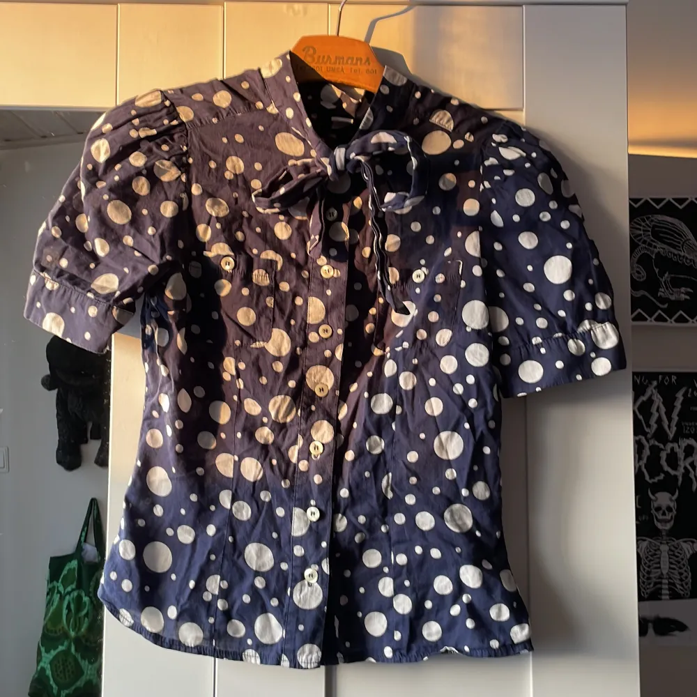 Riktigt festlig prickig knytblus!  Frakt ligger på 30kr. . Puserot.