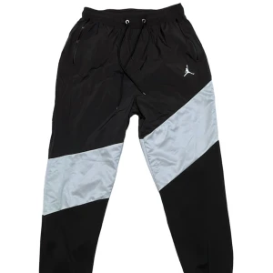 Jordans parachute pants - I bra skick & rena byxor.  Vid övrig information, hittar ni oss på @vintageglam på Instagram. 