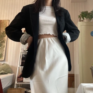 Svart vintage kavaj - Svar vintage kavaj med axelvaddar i ett manchesterliknande tyg. Jättefint skick och använd av mig kanske 2-3 ggr. Den är lite för stor för min smak men annars perfekt som oversized. Funkar även bra till killar osv.