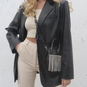 Liten väska - Söt liten väska från NA-KD med strass, helt oanvänd och i nyskick. Lite Jacquemus-inspirerad modell och passar perfekt till fest ✨ 