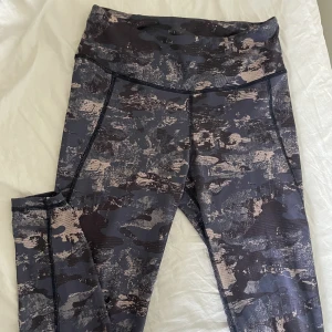 Träningstights - Jättesköna träningstights! Lila och rosa är färgerna som mönstret går i💜 Osäker på storleken men passar mig som brukar ha 38/40! 