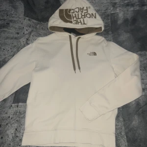 Northface hoodie - Beige northface hoodie med tryck på luvan, är i bra skick