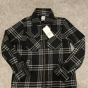 Rutig overshirt  - Rutig overshit i storlek S , den är helt oanvänd eftersom den är för liten. Prislappen är kvar. Nypris 500kr men säljer för 350.