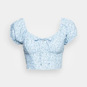 Hollister topp - Super fin sommartopp ifrån hollister! Knappt använd så i väldigt fint skick, skriv för fler bilder eller andra frågor☺️