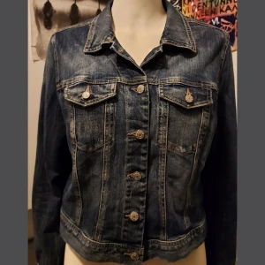 Y2k Jeansjacka  - En y2k jeansjacka i storlek 44, men skulle säga att den är mer som en 38, dvs M. Passar till det mesta och ett dunderplagg att ha i garderoben. Eventuell frakt betalas av köparen 💙