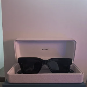 Chimi glasögon  - Säljer nu mina Chimi Manta Limited Edition som jag fick i present. De är helt oanvända och plasten på glasögonen är fortfarande kvar.   Ny pris: 1400kr  Kom gärna med frågor och funderingar!