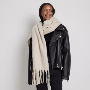 Scharf  - Jättefin scharf från nakd i jättemjukt material, helt använd med lappar kvar, benvit/ljusbeige färg. Köpt för 329 kr