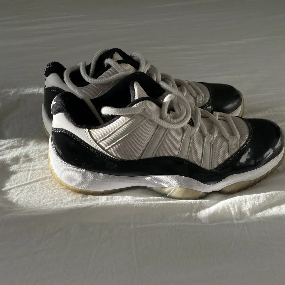 Jordan 11 low. Inget konstigt med skon, fint skick och perfekt för våren/sommaren💧😉. Kengät.