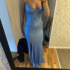 Balklänning  - Så så fin balklänning, skicka för fler bilder!! 💙