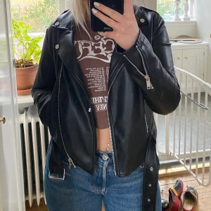 Nelly Classic PU Biker Jacket strl 34 - Snygg skinnjacka i bra skick, knappt använd, nypris 649kr