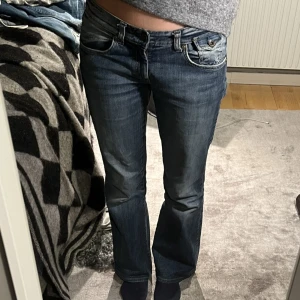 Lågmidjade jeans - Säljer dessa vintage, lågmidjade jeans i bootcut modell och coola fickor. Vet tyvärr inte märker då de är min mammas gamla. Hör gärna av dig vid frågor!❤️