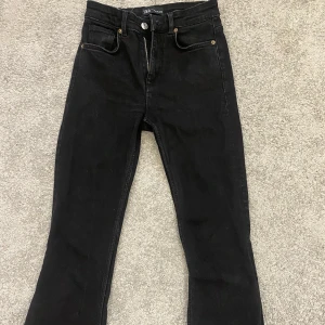 Tre par lågmidjade byxor - Tre par lågmidjade byxor från olika märken, strl xs. Köp tre för 100kr och få ett extra par lågmidjade på köpet