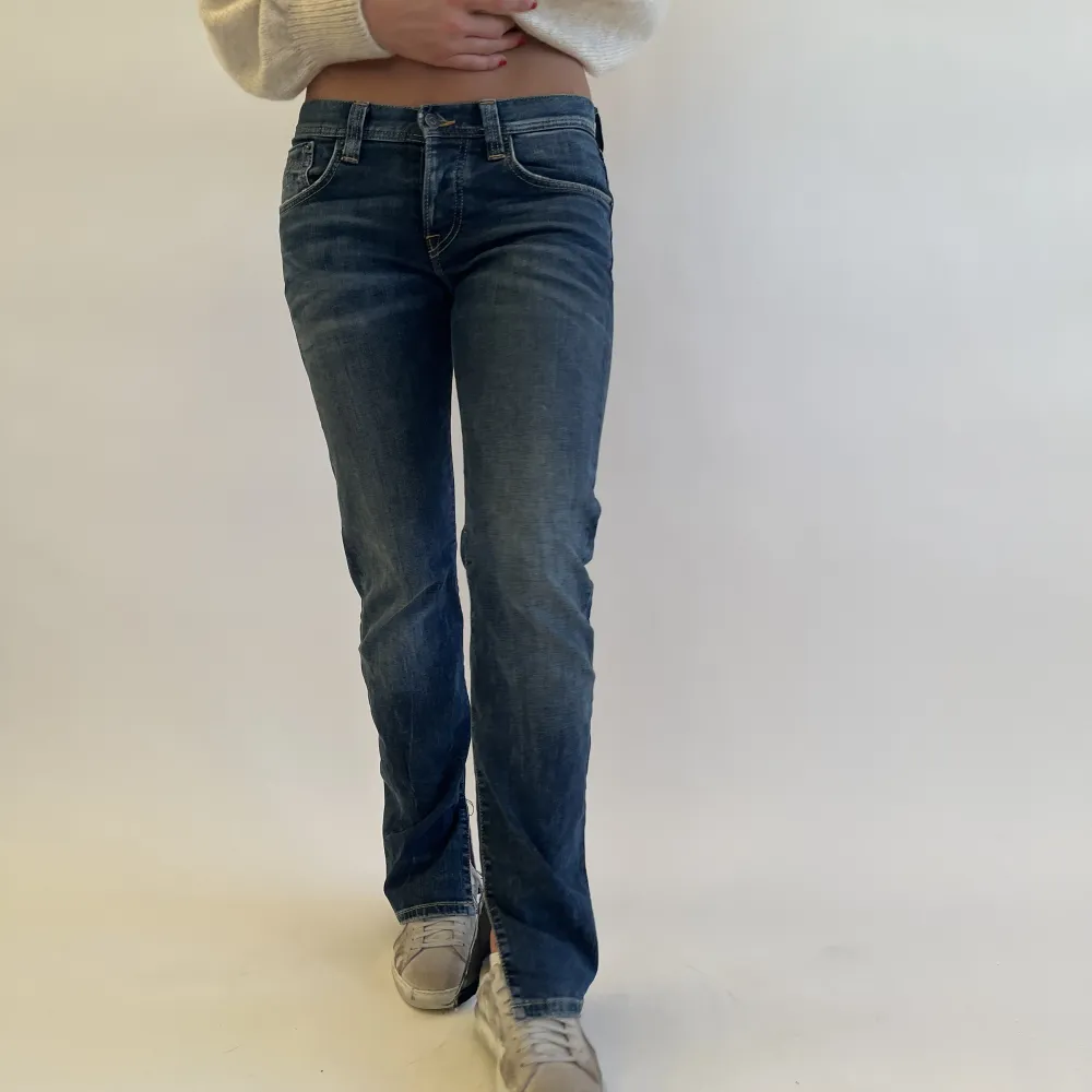 Skitsnygga mörkblåa jeans med låg midja och en slits längst ner!. Jeans & Byxor.