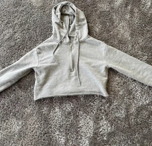 Tröja - En grå hoodie från Tally Weijl. Croppad med en dragkedja där fram. Strl xxs, skulle dock säga att den är som en xs eller mindre s. Köparen står för frakten. ⚠️Det finns katter i huset⚠️