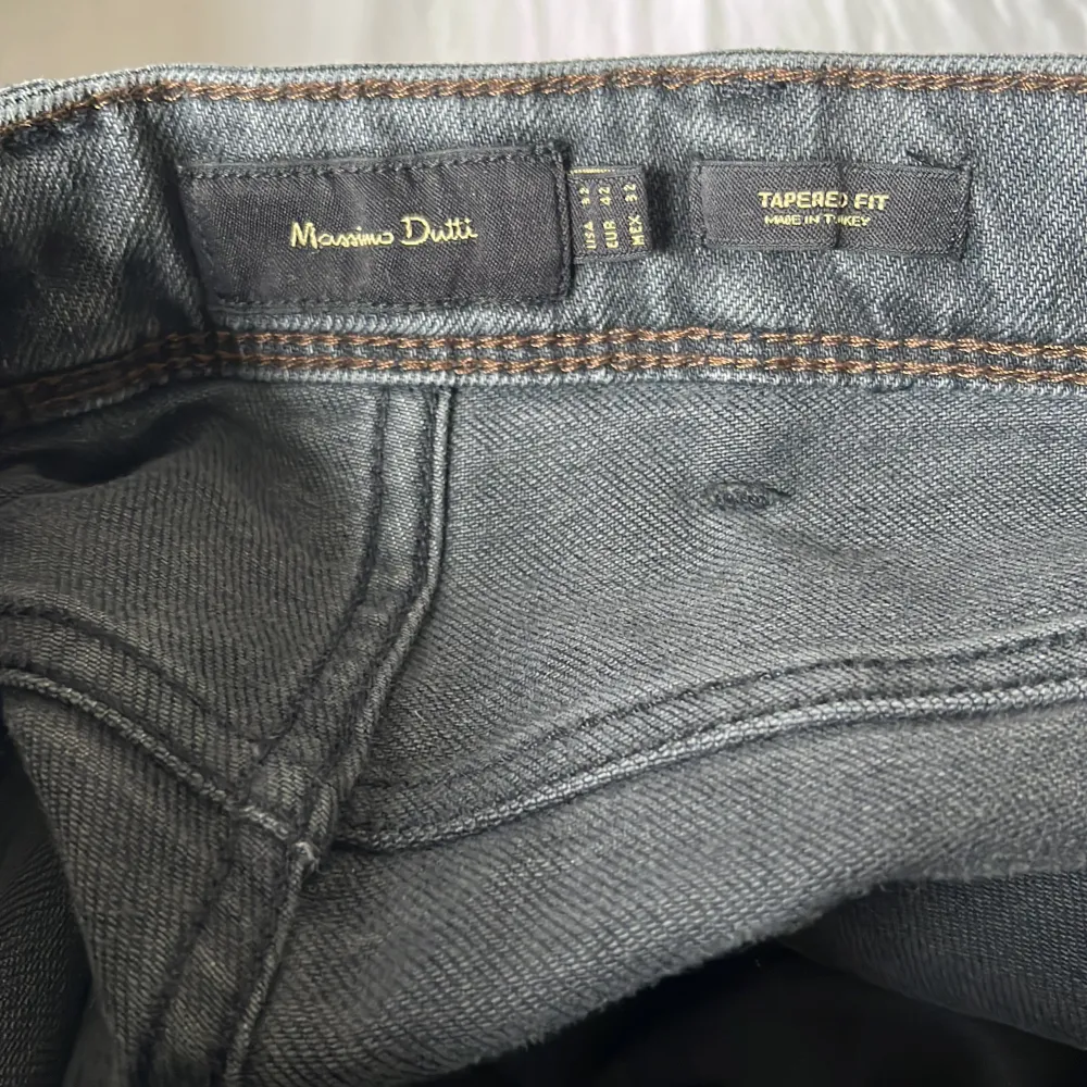 Jeans använda fåtal gånger och säljer på grund av det. Inget fel på byxorna och är i princip nyskick. Passar perfekt på mig som e 184  Nypris cirka 700. Jeans & Byxor.