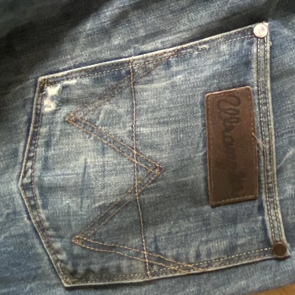 Säljer ett par vintage lågmidjade wrangler jeans, de är i bra skick men man märker att de har används då de är vintage. Vet inte storleken men jag är en storlek s/m och de passar super på mig.. Jeans & Byxor.