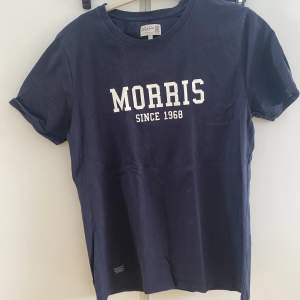 Marnblå morris T-shirt som är för liten och ej används. inga defekter men väl använd. Cond 8/10