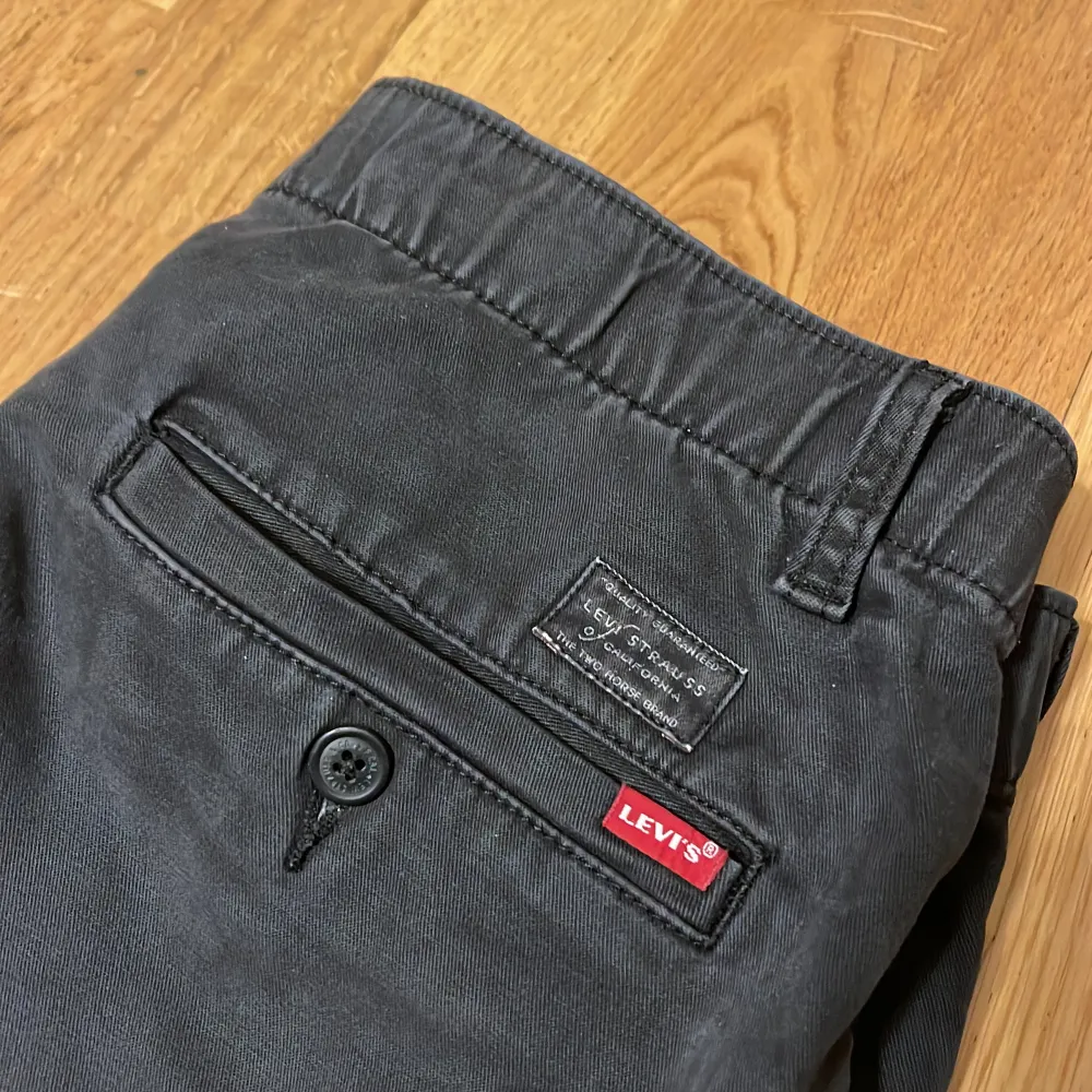 Levi’s chinos cirka 1 år gamla i bra skick.  Hör av er om ni har frågor :). Jeans & Byxor.